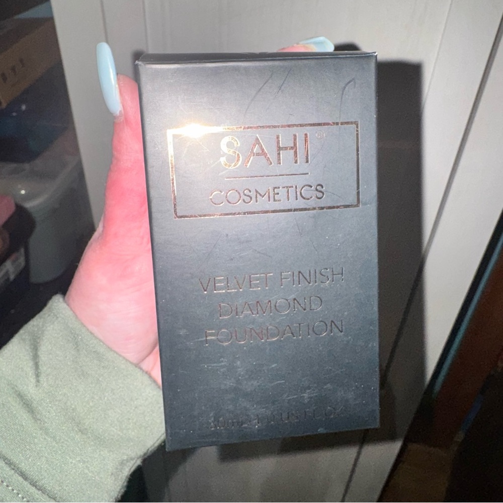 Velvet finish diamond foundation - light neutral